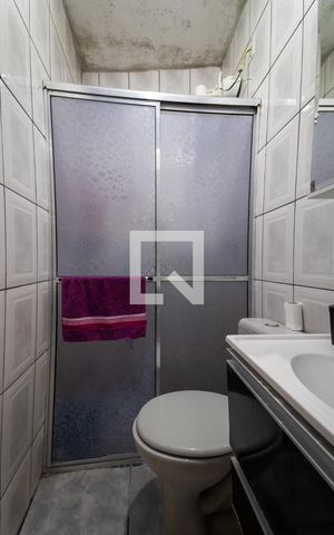 Casa à venda com 56m², 4 quartos e 1 vaga Casa à venda com 56m², 4 quartos e 1 vagaBanheiro