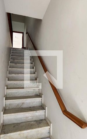 Casa à venda com 150m², 2 quartos e 1 vaga Casa à venda com 150m², 2 quartos e 1 vagaEscada