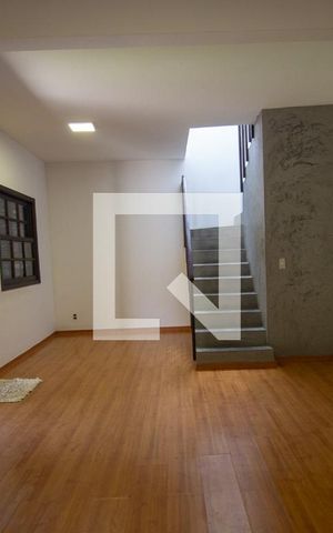 Casa à venda com 250m², 3 quartos e 3 vagas Casa à venda com 250m², 3 quartos e 3 vagasSala