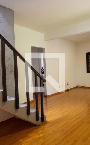 Casa à venda com 250m², 3 quartos e 3 vagas Casa à venda com 250m², 3 quartos e 3 vagasSala