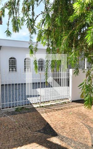 Casa para alugar com 80m², 2 quartos e 2 vagasFachada