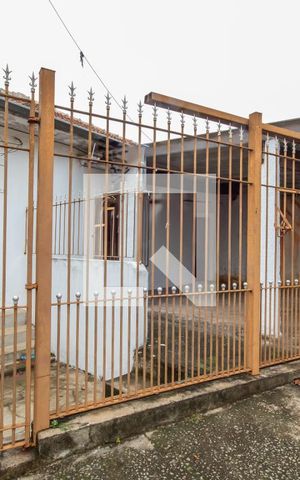 Casa à venda com 100m², 4 quartos e 2 vagas Casa à venda com 100m², 4 quartos e 2 vagasFachada