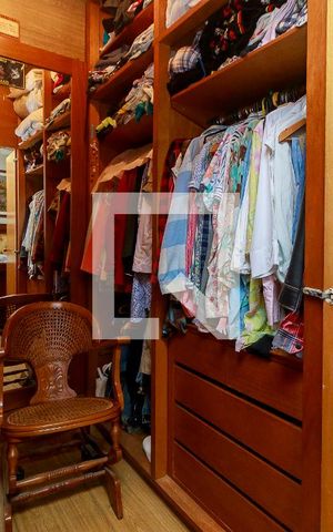 Casa à venda com 300m², 3 quartos e 5 vagas Casa à venda com 300m², 3 quartos e 5 vagasSuíte - Closet
