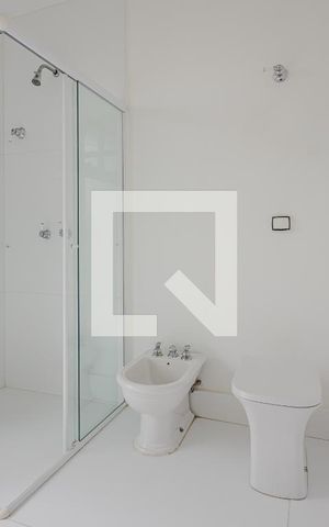 Casa à venda com 900m², 7 quartos e 8 vagasBanheiro da Suíte 2