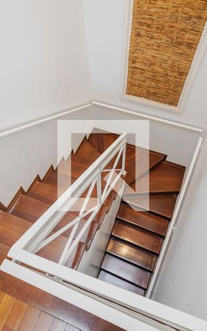 Casa à venda com 900m², 7 quartos e 8 vagasEscada