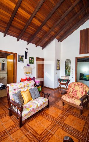 Casa à venda com 300m², 4 quartos e 5 vagas Casa à venda com 300m², 4 quartos e 5 vagasQuarto 4