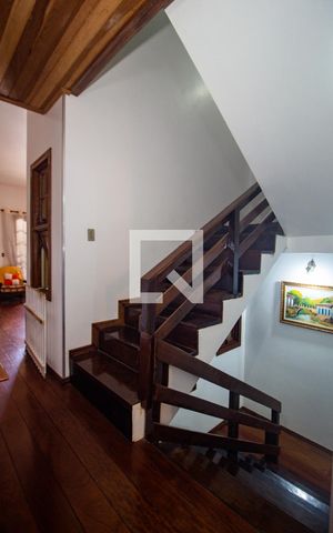 Casa à venda com 300m², 4 quartos e 5 vagas Casa à venda com 300m², 4 quartos e 5 vagasEscadas