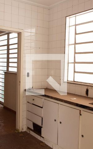 Casa à venda com 221m², 5 quartos e 3 vagas Casa à venda com 221m², 5 quartos e 3 vagasCOZINHA