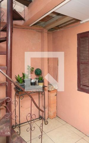Casa à venda com 100m², 3 quartos e 2 vagas Casa à venda com 100m², 3 quartos e 2 vagasEscada 2° andar
