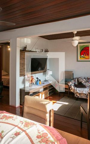 Casa à venda com 100m², 3 quartos e 2 vagas Casa à venda com 100m², 3 quartos e 2 vagasSala