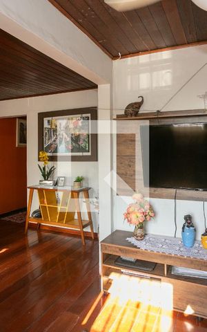 Casa à venda com 100m², 3 quartos e 2 vagas Casa à venda com 100m², 3 quartos e 2 vagasSala