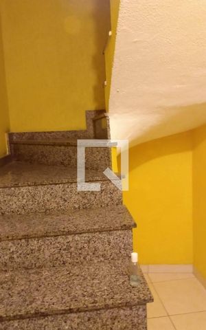 Casa à venda com 112m², 2 quartos e 2 vagas Casa à venda com 112m², 2 quartos e 2 vagasEscada