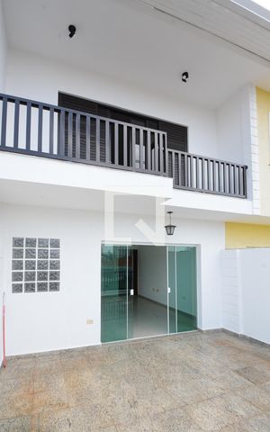 Casa à venda com 250m², 3 quartos e 2 vagas Casa à venda com 250m², 3 quartos e 2 vagasSacada da Sala