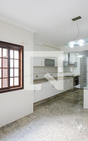 Casa à venda com 250m², 3 quartos e 2 vagas Casa à venda com 250m², 3 quartos e 2 vagascozinha
