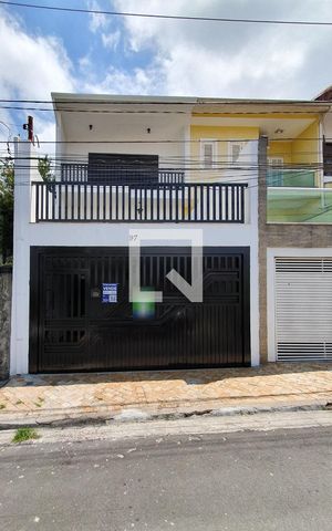 Casa à venda com 250m², 3 quartos e 2 vagas Casa à venda com 250m², 3 quartos e 2 vagasFachada