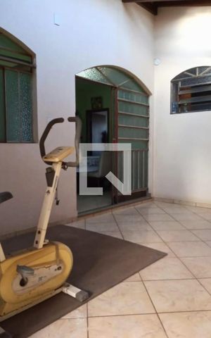 Casa à venda com 360m², 4 quartos e 6 vagas Casa à venda com 360m², 4 quartos e 6 vagasÁrea comum