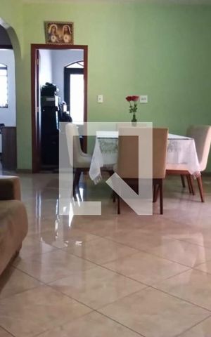 Casa à venda com 360m², 4 quartos e 6 vagas Casa à venda com 360m², 4 quartos e 6 vagasSala