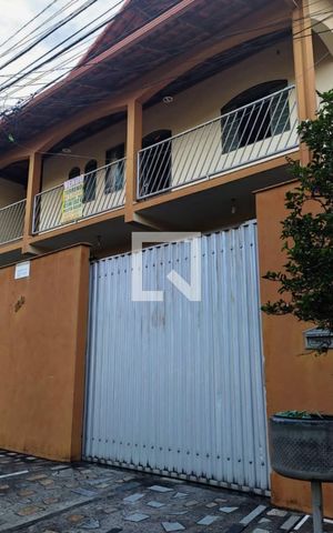 Casa à venda com 360m², 4 quartos e 6 vagas Casa à venda com 360m², 4 quartos e 6 vagasFachada