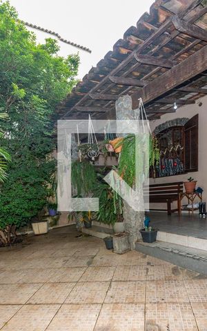 Casa à venda com 305m², 4 quartos e 2 vagas Casa à venda com 305m², 4 quartos e 2 vagasVaranda - Garagem