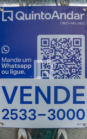 Casa à venda com 305m², 4 quartos e 2 vagas Casa à venda com 305m², 4 quartos e 2 vagasPlaca de vende instalado no porão da garagem (JMNP-152)