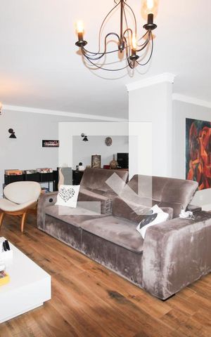 Casa à venda com 250m², 4 quartos e 3 vagas Casa à venda com 250m², 4 quartos e 3 vagasSala