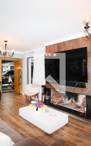 Casa à venda com 250m², 4 quartos e 3 vagas Casa à venda com 250m², 4 quartos e 3 vagasSala