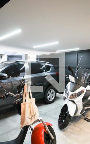 Casa à venda com 250m², 4 quartos e 3 vagas Casa à venda com 250m², 4 quartos e 3 vagasGaragem
