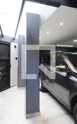Casa à venda com 250m², 4 quartos e 3 vagas Casa à venda com 250m², 4 quartos e 3 vagasGaragem
