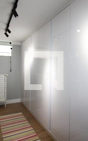 Casa à venda com 250m², 4 quartos e 3 vagas Casa à venda com 250m², 4 quartos e 3 vagasCloset da suíte 1