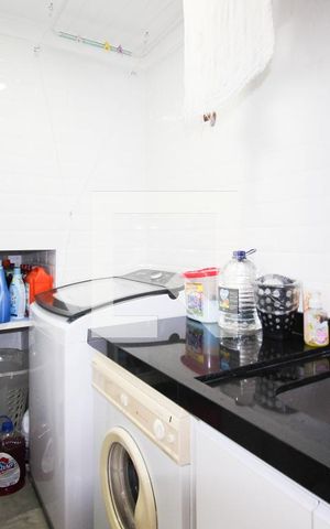 Casa à venda com 250m², 4 quartos e 3 vagas Casa à venda com 250m², 4 quartos e 3 vagasÁrea de Serviço