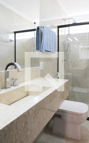 Casa à venda com 250m², 4 quartos e 3 vagas Casa à venda com 250m², 4 quartos e 3 vagasBanheiro