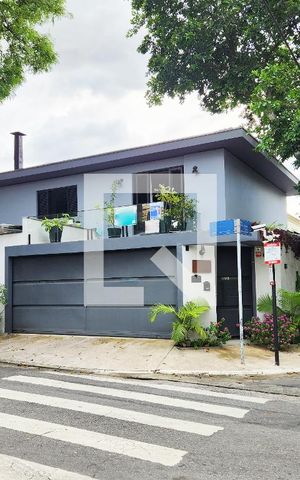 Casa à venda com 250m², 4 quartos e 3 vagas Casa à venda com 250m², 4 quartos e 3 vagasFachada