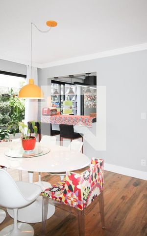 Casa à venda com 250m², 4 quartos e 3 vagas Casa à venda com 250m², 4 quartos e 3 vagasSala