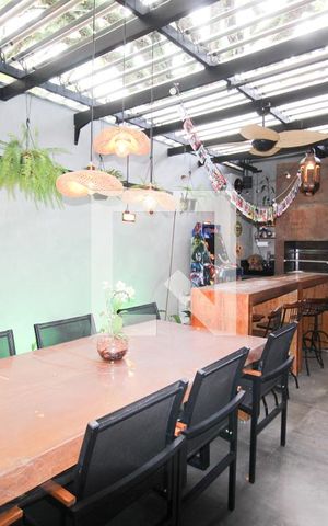 Casa à venda com 250m², 4 quartos e 3 vagas Casa à venda com 250m², 4 quartos e 3 vagasChurrasqueira