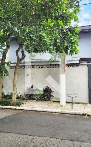 Casa à venda com 250m², 4 quartos e 3 vagas Casa à venda com 250m², 4 quartos e 3 vagasFachada