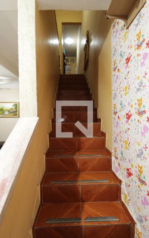 Casa à venda com 108m², 3 quartos e 2 vagasEscada - Sala