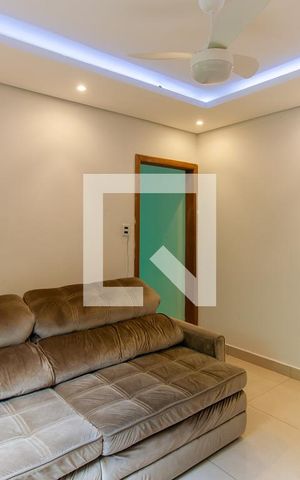 Casa à venda com 90m², 4 quartos e 3 vagas Casa à venda com 90m², 4 quartos e 3 vagasSala
