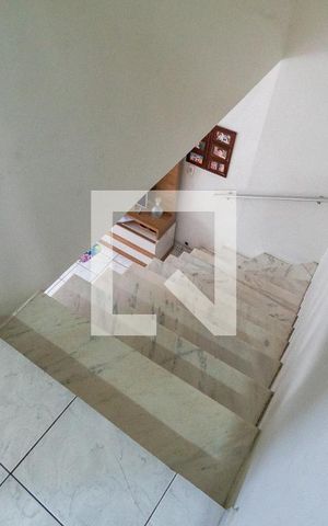 Casa à venda com 140m², 3 quartos e 2 vagas Casa à venda com 140m², 3 quartos e 2 vagasEscada