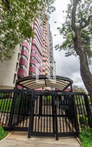 Apartamento à venda com 202m², 4 quartos e 3 vagasVista da Rua