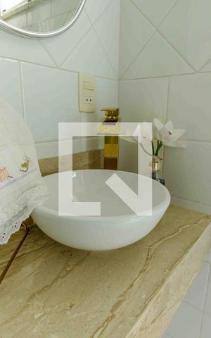 Casa de condomínio à venda com 329m², 4 quartos e 2 vagas Casa de condomínio à venda com 329m², 4 quartos e 2 vagasBanheiro da Área de Lazer