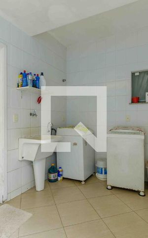 Casa de condomínio à venda com 329m², 4 quartos e 2 vagas Casa de condomínio à venda com 329m², 4 quartos e 2 vagasÁrea de Serviço