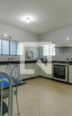 Casa de condomínio à venda com 329m², 4 quartos e 2 vagas Casa de condomínio à venda com 329m², 4 quartos e 2 vagasCozinha