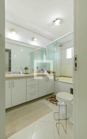 Casa de condomínio à venda com 329m², 4 quartos e 2 vagas Casa de condomínio à venda com 329m², 4 quartos e 2 vagasBanheiro da Suíte 1