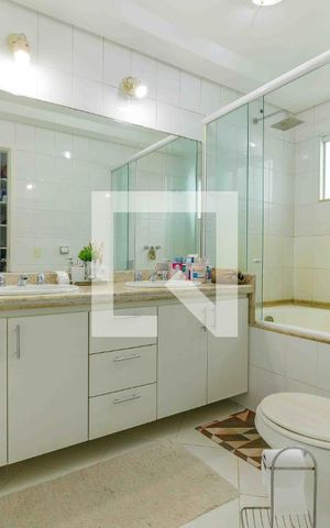 Casa de condomínio à venda com 329m², 4 quartos e 2 vagas Casa de condomínio à venda com 329m², 4 quartos e 2 vagasBanheiro da Suíte 1