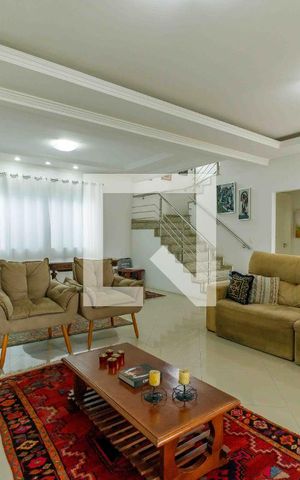 Casa de condomínio à venda com 329m², 4 quartos e 2 vagas Casa de condomínio à venda com 329m², 4 quartos e 2 vagasSala
