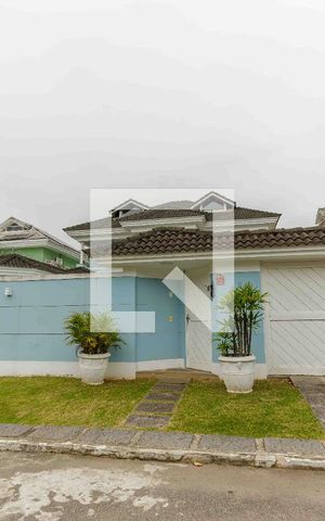 Casa de condomínio à venda com 329m², 4 quartos e 2 vagas Casa de condomínio à venda com 329m², 4 quartos e 2 vagasFachada