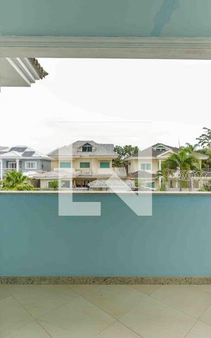 Casa de condomínio à venda com 329m², 4 quartos e 2 vagas Casa de condomínio à venda com 329m², 4 quartos e 2 vagasVaranda da Suíte 1