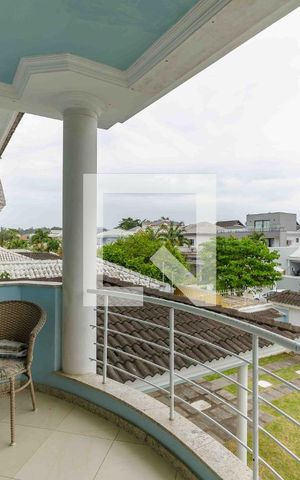 Casa de condomínio à venda com 329m², 4 quartos e 2 vagas Casa de condomínio à venda com 329m², 4 quartos e 2 vagasVaranda da Suíte 2