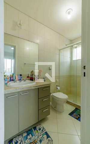 Casa de condomínio à venda com 329m², 4 quartos e 2 vagas Casa de condomínio à venda com 329m², 4 quartos e 2 vagasBanheiro da Suíte 3