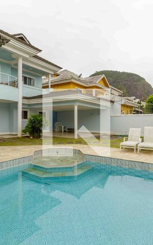 Casa de condomínio à venda com 329m², 4 quartos e 2 vagas Casa de condomínio à venda com 329m², 4 quartos e 2 vagasÁrea de Lazer